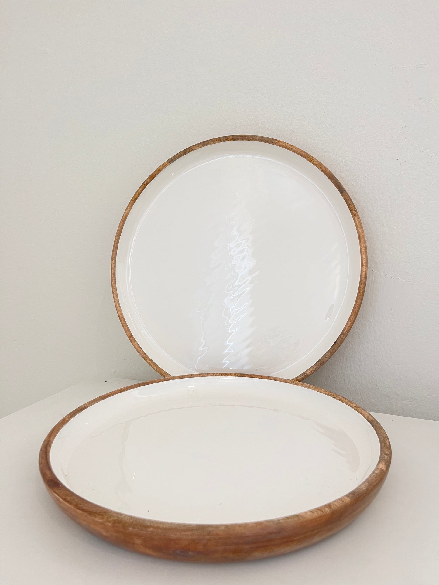 Fuente redonda madera y esmalte blanco. Dos medidas